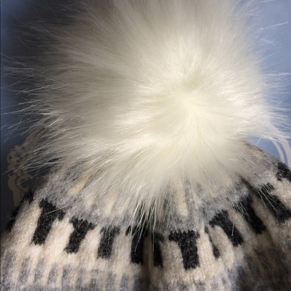 VERO MODA Pom-Pom Detail Beanie Light Grey NWT - Picture 1 of 7